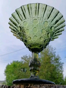 Plato de baratija de caramelo de compota pedestal con borde/borde de cinta/vidrio verde fenton 6” - Imagen 1 de 8