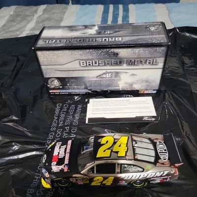 Coche de metal cepillado temático de la Guardia Nacional Jeff Gordon 2009 escala 1/24 como nuevo en caja Foto 1 de 2