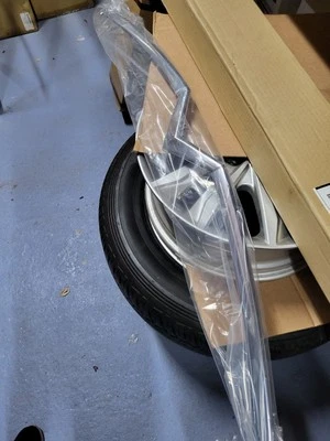 TIRA PARRILLA CROMADA ORIGINAL NUEVA CITROEN C C CROSSER 8665XV Foto 1 de 2