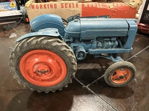 Tractor modelo Chad Valley Fordson Major 1951 fundido a presión escala 1/16 - Imagen 1 de 13