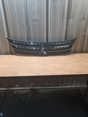 2022 2023 MITSUBISHI OUTLANDER GRILLE OEM Foto 1 de 4