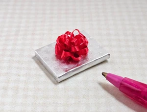 Miniature Single Christmas Gift Present #2 (Silver w/Red Bow) DOLLHOUSE 1:12 - Picture 1 of 1