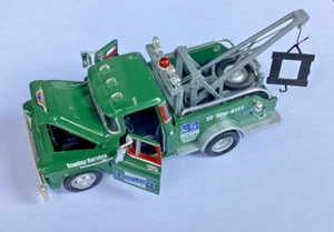 1/35 5" GREEN 1955 CHEVY CAMEO TOW TRUCK JACK & JOE'S WRECKER SERVICE 18055 NEW - Picture 1 of 23