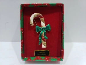 RED WHITE AND GOLD CANDY CANE ENAMEL PIN BROOCH WITH A GREEN BOW - Picture 1 of 3