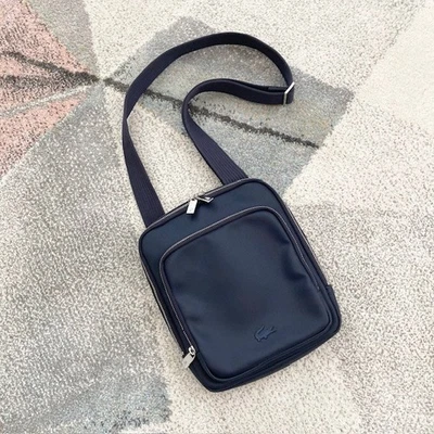 Bandolera clásica rectangular Lacoste $128 para hombre azul marino cremallera logotipo bolso mensajero Foto 1 de 4