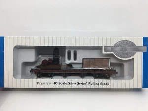 HO Bachmann 18301 Undecorated 40’ Log Car with 2 Log Skidders (Non-operating) - Picture 1 of 2
