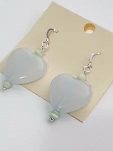 Pendientes de plata de ley hechos con cuentas de corazón retro/de colección azul pálido recicladas - Imagen 1 de 3