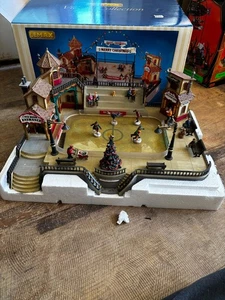 Lemax Village Collectibles Christmas Parkside Ice Skating Plaza mit Box TEILE - Bild 1 von 7