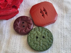 Trio anciens boutons en bois peint vert superbe état 1,8 à 2,3 cm G13N - Picture 1 of 3