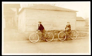 c 1910 BICICLETAS DE SEGURIDAD 2 Niños Jóvenes Jinetes Gorras Sombreros FOTOGRAFÍA ORIGINAL - Imagen 1 de 1