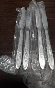 Oneida Community My Rose Dinner Knives Lot of 4 Parties Holidays Gatherings - Picture 1 of 2