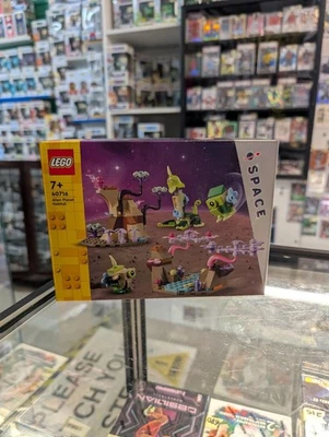 LEGO 40716 Alien Planet Habitat Space Creatures Galaxy Moon Mars Astronaut - Image 1 of 2