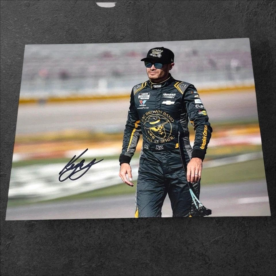 Kyle Larson PIT ZACH BANDA MARRÓN #5 COCHE 2025 NASCAR CAMPEÓN 8x10 foto firmada Foto 1 de 1