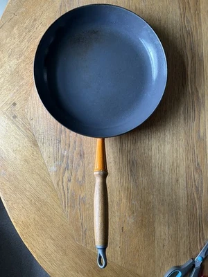 Vintage Le Creuset Orange Large Cast Iron Skillet Frying Pan Wood Handle 29cm - Image 1 of 4