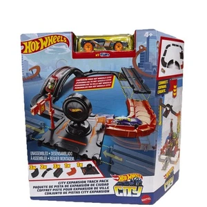 Hot Wheels Track , 10 Track-Building Parts with City Square, Bridge & 1:64 - Picture 1 of 2