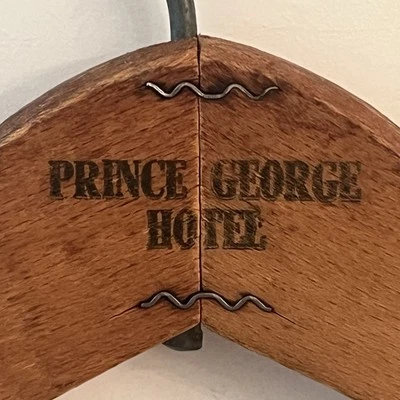 Prince George Hotel Percha de Madera Madera Marrón De Colección 28th NYC Ciudad de Nueva York Foto 1 de 4