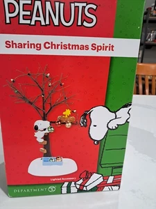 Departamento 56 ~ Peanuts Village Compartiendo Espíritu de Navidad ~ ¡Nuevo en Caja SELLADO! - Imagen 1 de 9
