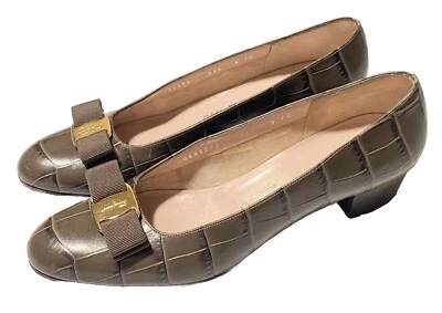 Zapatos de mujer Salvatore Ferragamo Vara Pump Croc con arco de oliva en relieve talla 9 2A Italia Foto 1 de 4