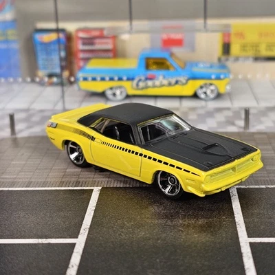 2010 Hot Wheels Muscle Mania '70 PLYMOUTH AAR CUDA Yellow New/loose Barracuda  - Image 1 of 4