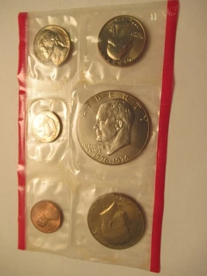 1975 D US Mint  Set, US Mint Cellophane - no envelope - Image 1 of 2