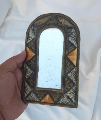 Arte vintage hecho a mano marroquí con incrustaciones de hueso de latón, decoración de espejo colgante arqueado Foto 1 de 4