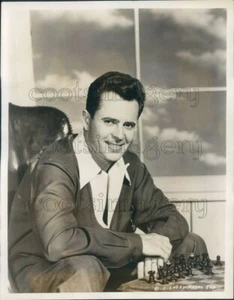 1948 Press Photo Actor Larry Parks Playing Chess 1940s - Picture 1 of 2