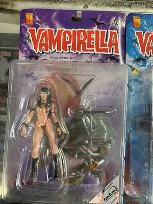 Boneco Vampirella Julie Strain edição exclusiva fandom - pacote Clayburn Moore - Imagem 1 de 4