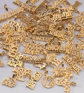Modeschmuck Konvolut 100 Teile Neu Wort Charms Vergoldet - Bild 1 von 1
