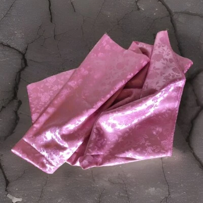 Розовая жаккардовая атласная ткань с цветочным узором из парчи шириной 1 ярд 59 дюймов с розовыми тонами - Изображение 1 из 4