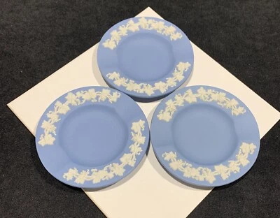 3 Pc Vintage - Wedgewood Blue & White Relief Ashtrays. Grapevine Design EUC - Imagem 1 de 4