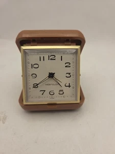 Reloj despertador de viaje Westclox cuerda en caja de plástico vintage marrón y latón - Imagen 1 de 5