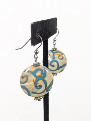 Brincos de gota redonda padrão redemoinho azul creme arte contas de vidro estilo boho - Imagem 1 de 4