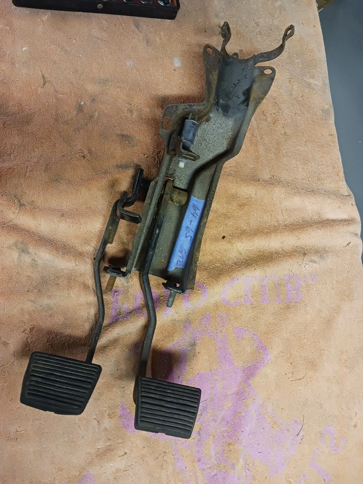 64 65 PONTIAC GTO LEMANS SS CHEVELLE TRANSMISIÓN MANUAL EMBRAGUE Y PEDAL DE FRENO MONTAJE Foto 1 de 4