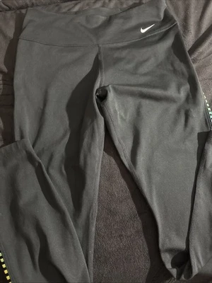 Leggings negros para mujer talla mediana con patrón de arco iris en el lateral Foto 1 de 4