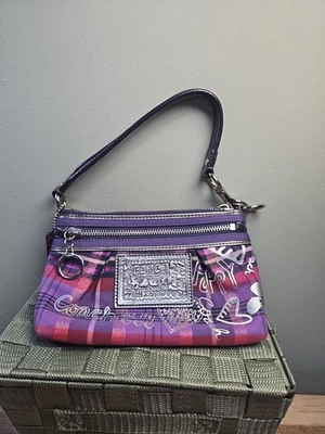 Женская мини-сумка на запястье Coach фиолетовая клетчатая  - Изображение 1 из 4
