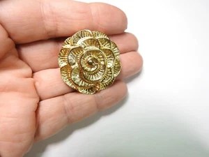 Textured Gold Tone Metal Flower Scarf Clip Vintage - Bild 1 von 4