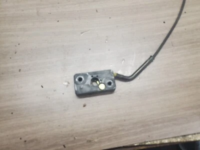 Soporte de liberación de cable de liberación de bloqueo de asiento trasero Suzuki Marauder VZ 800 VZ800 2000 Foto 1 de 2