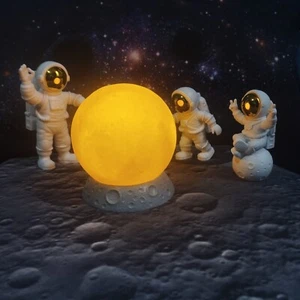 Astronauten Figuren mit Mondlampe kleine Kosmonauten mit deko Tischlampe kinder - Bild 1 von 17