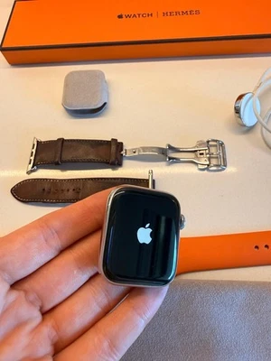 Apple Watch Hermès Series 5, 44mm – Edelstahlgehäuse, Hermès Sportarmband Leder - Bild 1 von 4