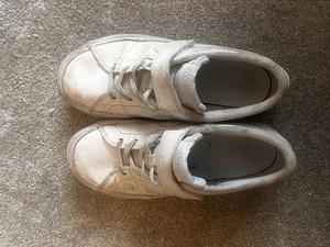 Boys Nike Trainers Size 2 - Picture 1 of 4