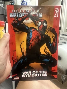 ULTIMATE SPIDER-MAN, VOL. 21: La guerra de los simbiontes por Brian Michael Bendis en muy buena condición - Imagen 1 de 2