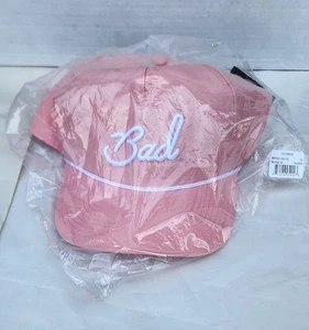Gorra BAD BIRDIE SnapBack SCRIPT BAD SPELLOUT CUERDA CAMIONERO GOLF - ROSA/MELOCOTÓN - Imagen 1 de 3