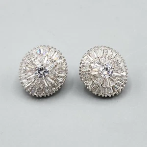 Pendientes Huggie Post en Capas Plato de Rodio Estilo Bailarina Baguette Circonita Circonita cúbica Nuevos sin Etiquetas - Imagen 1 de 10