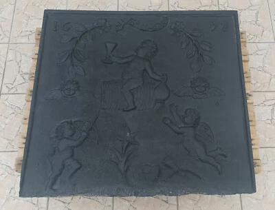 Grande plaque de cheminée 17ème en fonte à décor d'angelots - Photo 1/4
