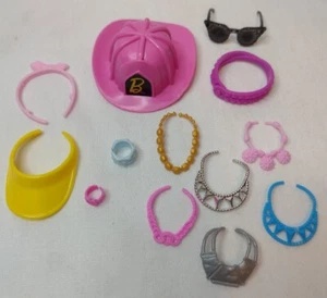 Lotto accessori Barbie gioielli collane bracciali cappello visiera occhiali da sole - Foto 1 di 1