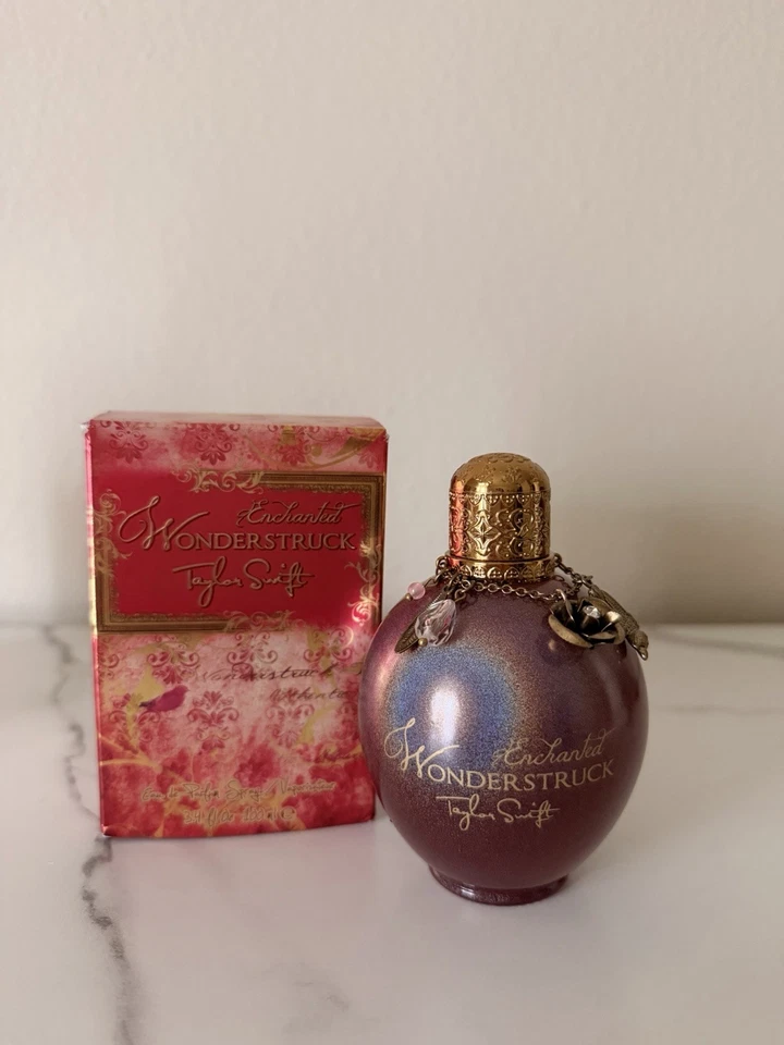 Perfume encantado Taylor Swift con dijes y caja Foto 1 de 4
