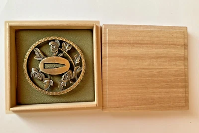 Tsuba Guard pour Samouraï Japonais Katana (épée) avec boîte paulownia #K04 - Photo 1/4