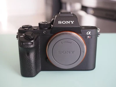 Sony Alpha ILCE-7RM2 42.4MP Body - 10k Auslösungen - Zubehörpaket - Bild 1 von 4