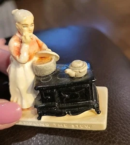 Vintage Sebastian Miniatures Sampling the Stew - Copyright 1947 Hand Painted - Imagen 1 de 4