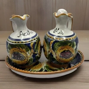 Brocche olio e aceto dipinte a mano italiane su piatto 8" larghe 6" alte firmate - Foto 1 di 9